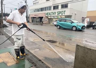 台風25号、三浦の初声町入江で冠水や浸水被害相次ぐ　住民ら土砂撤去作業　26号接近に「気が気じゃない」