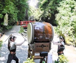 山北町で「洒水の滝祭り」　涼やか水辺で無病息災、五穀豊穣を祈願　石田町長「祭りは人々の心、結びつける」