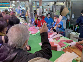 横浜、洪福寺松原商店街　大勢の買い物客　名物「マグロの量り売り」にカニ、イクラ、正月飾りも　店頭にずらり