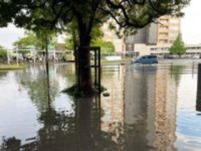 神奈川の広範囲で激しい雷雨　横浜など大雨警報、一部で「ひょう」積もる　1万500軒が一時停電も