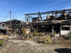 「煙が出ている」神奈川・三浦の倉庫兼作業場で火事、9棟が全半焼　10時間後に鎮火