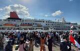 「「にっぽん丸」、横浜港で引退式典　最後の航海終え、多くのファンが出迎え」の画像1