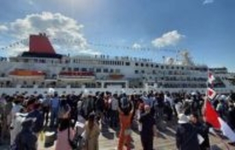 「にっぽん丸」、横浜港で引退式典　最後の航海終え、多くのファンが出迎え