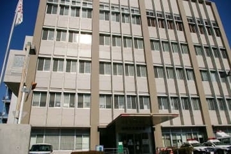 相模原の郵便局で現金7万8千円と通帳2通奪った疑い、男を再逮捕 70代女性に背後から近づき、引き倒したか