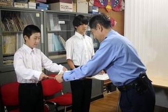 サッカー部の脚力生かし容疑者追走、取り押さえる　神奈川・伊勢原の中学1年生2人がお手柄