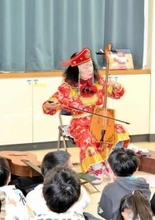 横浜の小学校で馬頭琴の演奏響く朗読会　市内在住のギタリスト、児童に「音楽の力」伝え　「スーホの白い馬」題材に