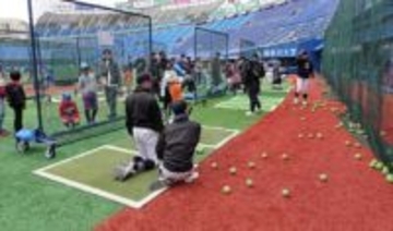 横浜高メンバーやドラフト指名選手も　神奈川県高野連、ハマスタで野球教室を開催　サインと記念撮影求める長い列が