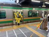 「【速報】JR東海道線上り車内で異臭騒ぎ「スプレーがまかれた」　川崎駅で停車3人搬送、10人程度が異常訴え」の画像1