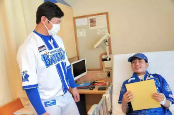 【DeNA】山崎らが県立こども医療センター訪問　入院中の子どもたちと交流　バッティングなど野球体験も