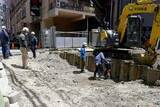 「横浜駅近くの道路陥没、仮復旧完了で通行止め解消　隣ではビルの新築工事」の画像1