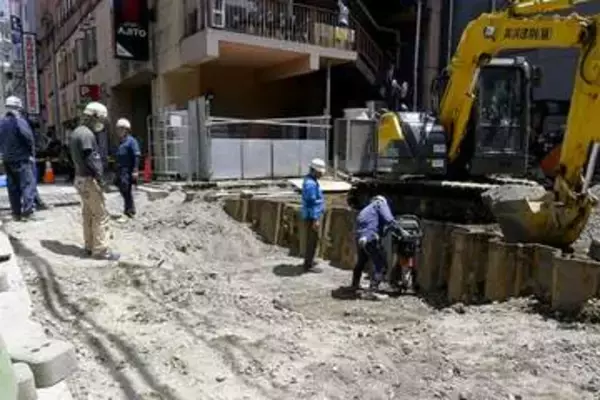 横浜駅近くの道路陥没、仮復旧完了で通行止め解消　隣ではビルの新築工事