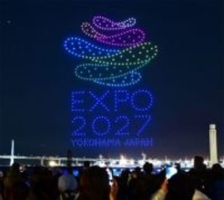 横浜の夜空に「トゥンクトゥンク」　1年後に園芸博　ドローンショーで盛り上げ　「ミャクミャク」と共演も