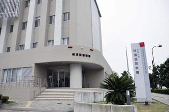 厚木署員、横須賀の国道で標識柱に車衝突、通行人女性が1人重体、1人重傷