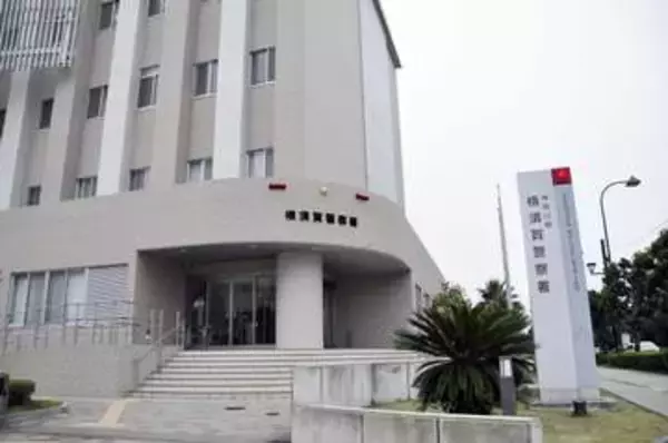 横須賀の国道134号　神奈川県警職員が運転する車が標識柱接触　折れて歩行中の女性2人に当たり重傷