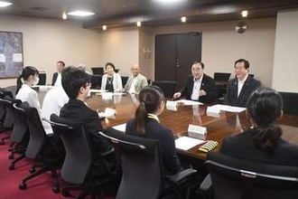 現金授受疑惑「神奈川では絶対できない」　大学生と県議会議長ら意見交換