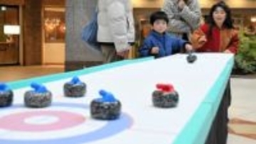 ミラノ・コルティナ五輪に負けない熱闘も　横浜ランドマークタワー、2種のカーリング体験