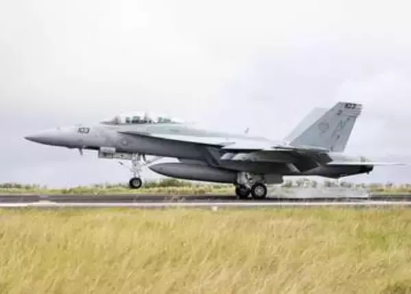 爆音響かせ「タッチ・アンド・ゴー」　硫黄島で米空母艦載機のFCLP公開