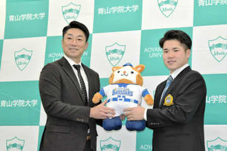 DeNA1位指名・青学大の小田康一郎、相川新監督とサプライズ対面 同大先輩Rソックス・吉田超えに期待