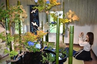 横浜・山手の洋館、花と食器で空間美を演出　華道7流派の家元ら、14日まで展示会　「自由に楽しんでもらえたら」