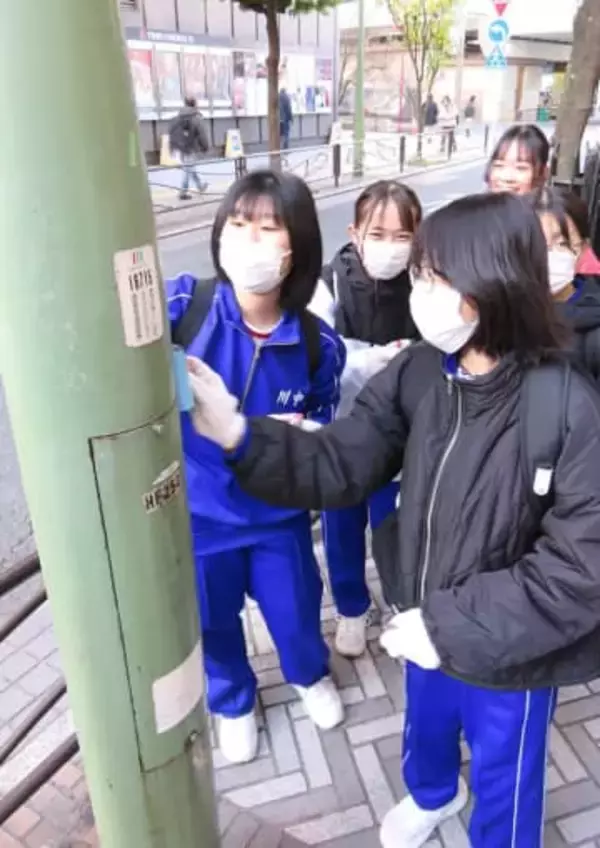 街の落書き、犯罪を招くとも…　みんなで「すてきな川崎」へ　中学生ら320人、駅一帯で美化作業