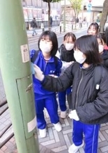 街の落書き、犯罪を招くとも…　みんなで「すてきな川崎」へ　中学生ら320人、駅一帯で美化作業