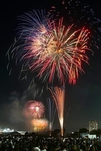多摩川で85回目の花火大会　川崎と東京から1万2千発、秋の夜空彩る