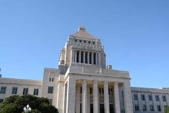 女性が悩む片頭痛、中道・沼崎満子氏が啓発求める　上野厚労相「大切だ」