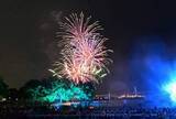 「横浜開港祭、3千発の花火が夜空彩る　ミナトの誕生日祝う　台風6号接近であいにくの雨も大きな歓声」の画像1