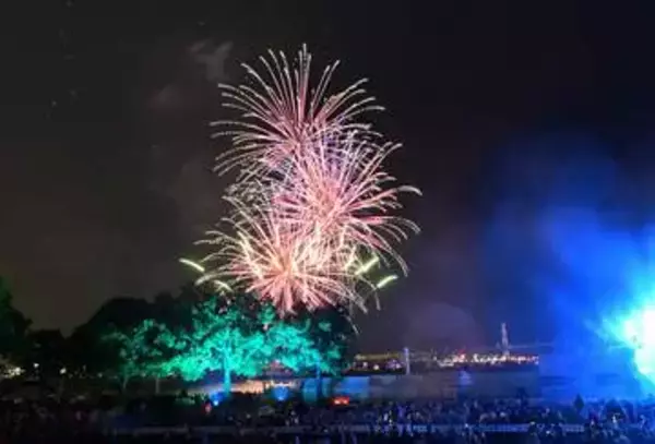 横浜開港祭、3千発の花火が夜空彩る　ミナトの誕生日祝う　台風6号接近であいにくの雨も大きな歓声