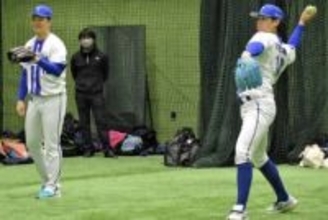 DeNA竹田と小園、ハマスタで野球教室　児童30人に今季の活躍を誓う