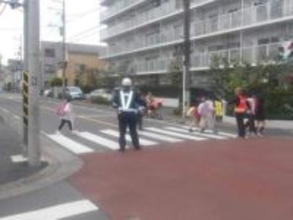 神奈川県警、児童の通学路で見守り活動　安全確保へ子どもたち誘導、413カ所で