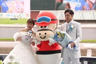川崎競馬場で1組限定の貸し切り結婚式　競馬通じて愛育んできた2人が誓い　ファンファーレ隊生演奏の中、入場