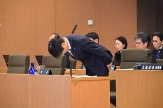 山中市長、市会で謝罪も続投に意欲　最大会派・自民は辞職申し入れへ　パワハラ問題で市長本人を招致