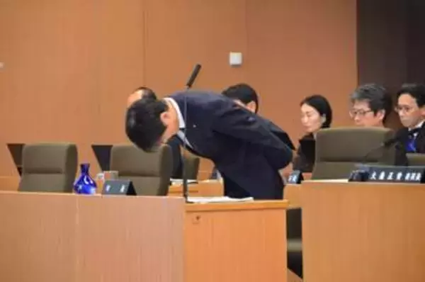 横浜・山中市長、市会で謝罪も続投に意欲　最大会派・自民は辞職申し入れへ　パワハラ問題で市長本人を招致