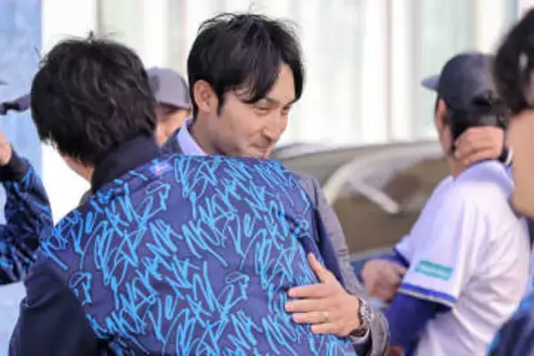 【DeNA】楽天移籍の伊藤光、横須賀で選手とスタッフに別れ　出場機会を求めて決断