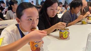 即席カップ飯を298人が一斉に食べる…横浜でギネス世界記録を達成「最大のインスタントライスカップパーティー」
