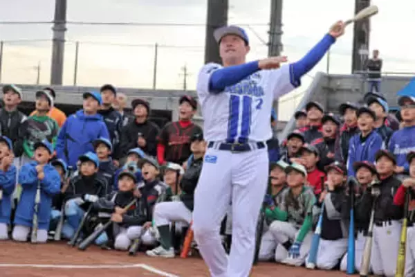 【DeNA】鈴木尚典コーチと牧、堀岡が厚木の野球教室に参加　子どもたちに牧「ナイスバッティング」