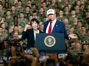 横須賀基地訪問のトランプ大統領と高市首相、揺るぎない日米同盟アピール 式典会場は大歓声