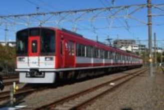 小田急、箱根登山線に赤い1000形車両　27日から運行開始で報道陣に公開