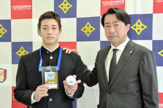 ロッテが3位指名の横浜高校・奥村頼人、中川スカウトらと母校で対面 優勝目指す一員へ「自覚も芽生えた」