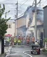 「黒煙が見える」横浜・戸塚の住宅で火事　木造2階建てが全焼