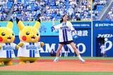 「【DeNA情報】山本美月さんがセレモニアルピッチに登場　ピカチュウに見守られ「力もらった」」の画像1