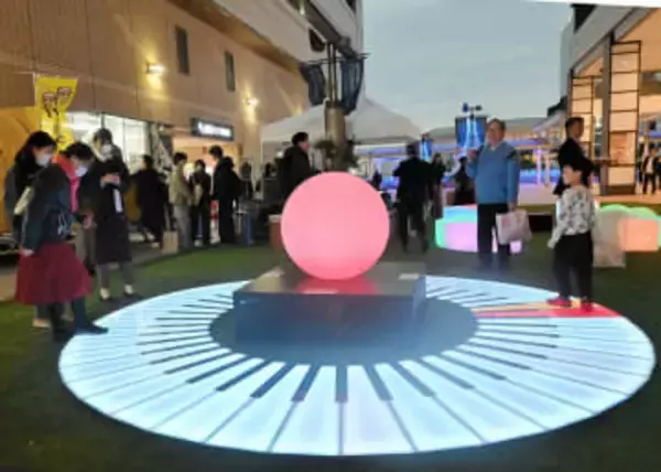 横浜駅東口に芝生やベンチ、光の演出も…にぎわい創出の社会実験、「はまテラス」で始動