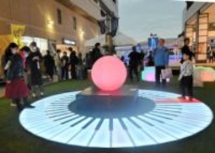 横浜駅東口に芝生やベンチ、光の演出も…にぎわい創出の社会実験、「はまテラス」で始動