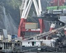 米原子力空母の低レベル放射性廃棄物　コンテナ3個分、横須賀で運搬船に