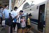 「最大9連休のお盆休みスタート　新横浜駅は帰省ラッシュ、にぎわう江の島」の画像1