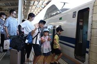 最大9連休のお盆休みスタート　新横浜駅は帰省ラッシュ、にぎわう江の島