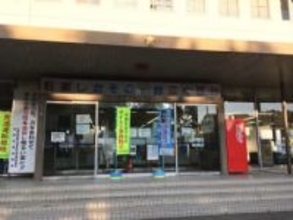 相模原の県道　オートバイ運転の男性が転倒、乗用車にひかれて死亡