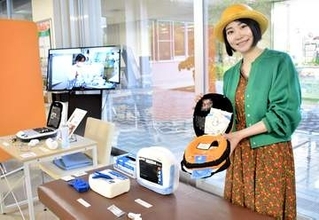 AEDや心電図モニターも…医療機器モチーフの縫いぐるみ12種類　聖マリ横浜市西部病院で展示