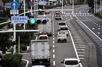 夜の湘南・国道134号、速度超過車を「足止め」　県警が信号調整で事故防止　エコドライブにも